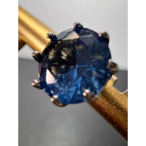 Blue lab spinel sterling silver stud earrings - Picture 4 of 11